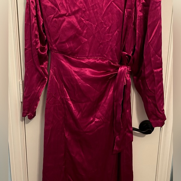 KAREN MILLEN MAGENTA VISCOE SATIN DRESS WITH SHOULDER PADS - Picture 2 of 6